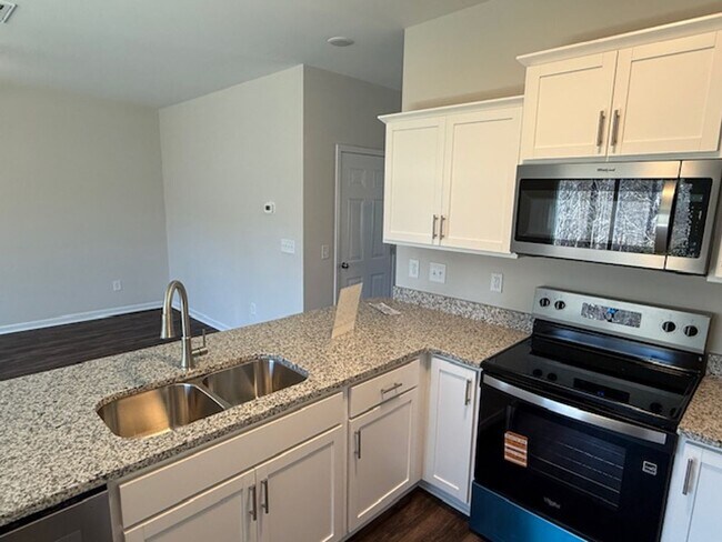 Building Photo - Two bedroom, 2.5 bath townhome in Whitsett