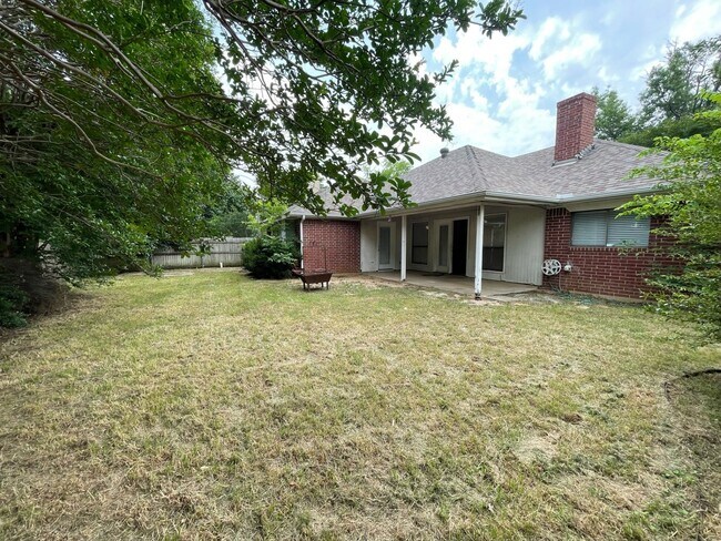 Building Photo - 6109 Kingswood Dr