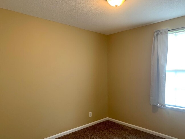 Building Photo - Conveniently Located! Cute home with 3 bed...