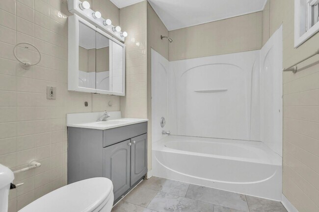 Building Photo - 10 Bay Woods Dr