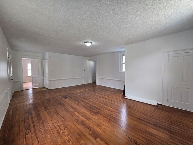 Building Photo - 403 W Hampton Ave