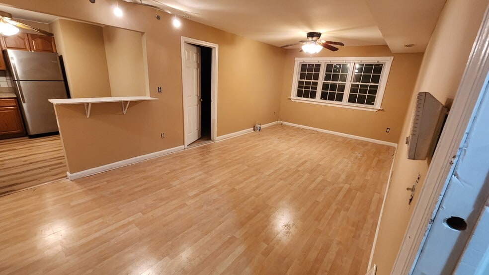 Building Photo - 252 College Dr