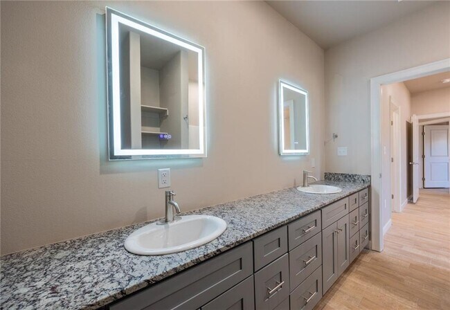 Building Photo - 910 Vly Oaks Ln