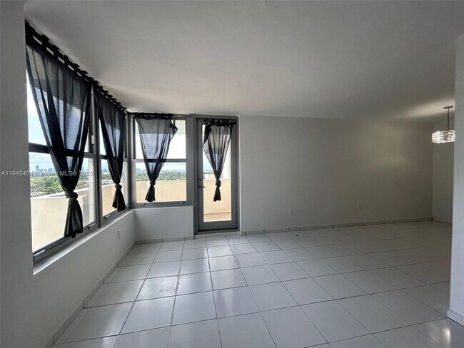 Building Photo - 2899 Collins Ave