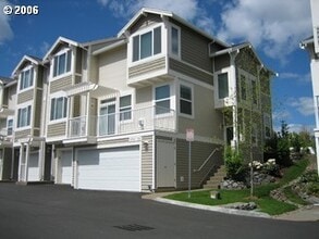 Building Photo - 3br/2.5ba Townhome with 2-Car Garage + Bonus Room  ** Central Heat & AC **