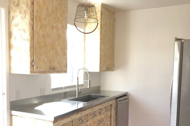 Building Photo - 11672 Oxnard St