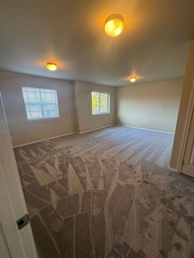 Building Photo - Three Bedroom, 2 Bath Home with New Carpet...