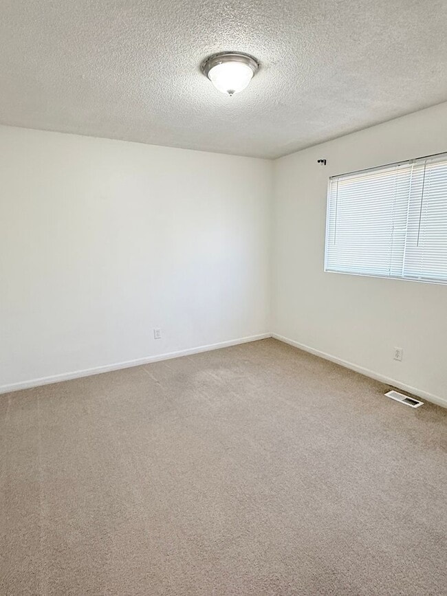 Building Photo - Great Townhome!