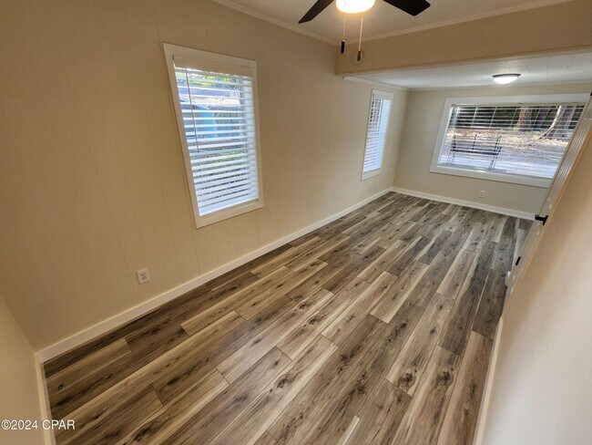 Building Photo - Tiny home vibe on a large private lot!!