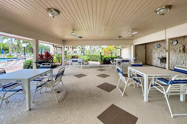 Building Photo - 3051 S Palm Aire Dr