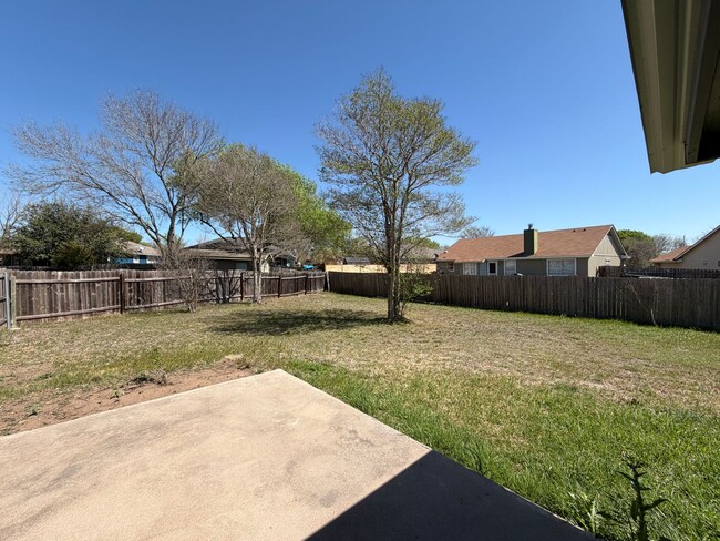 Building Photo - 3/2 in Del Valle