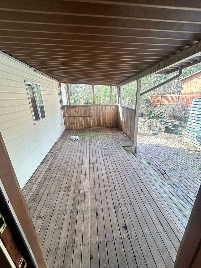 Building Photo - Adorable 2 Bedroom House for Rent in Maple...