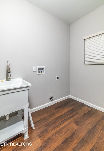 Building Photo - 619 Midlake Dr NE