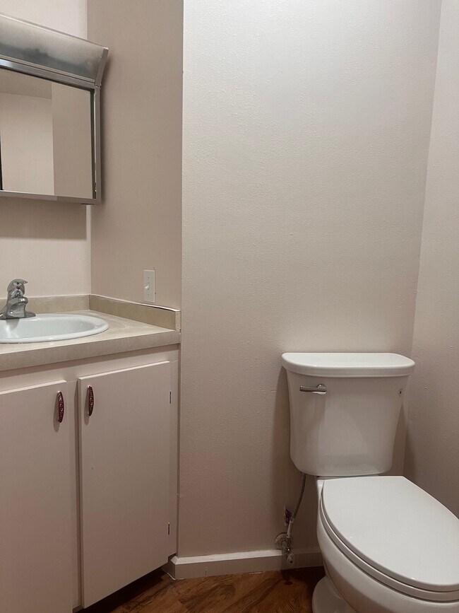 Building Photo - 302 Dallas St