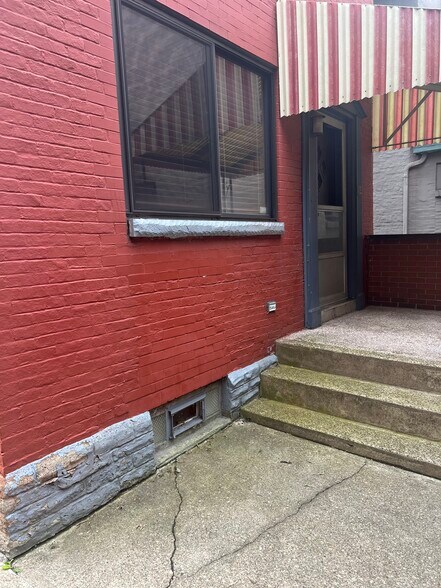 Building Photo - 2206 Sarah St