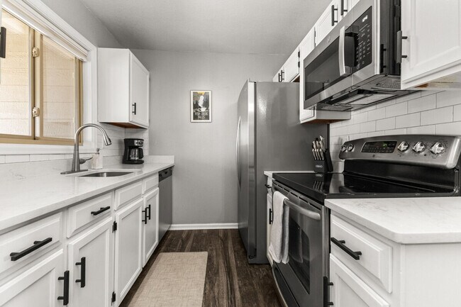 Building Photo - 2875 Village Dr