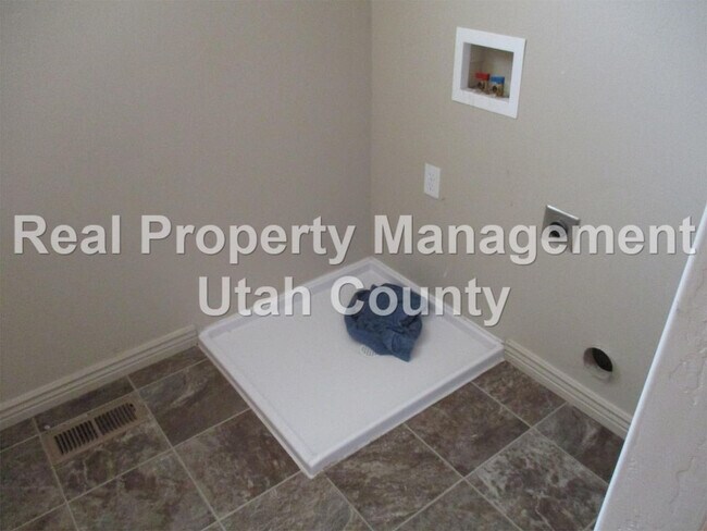 Building Photo - Spanish Fork Home