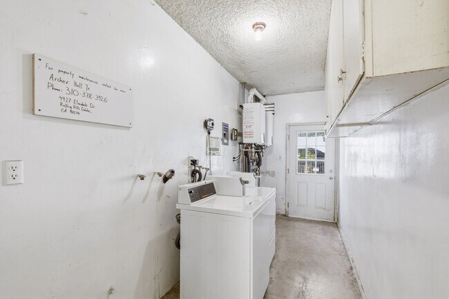 Building Photo - 2356 Montrose Ave