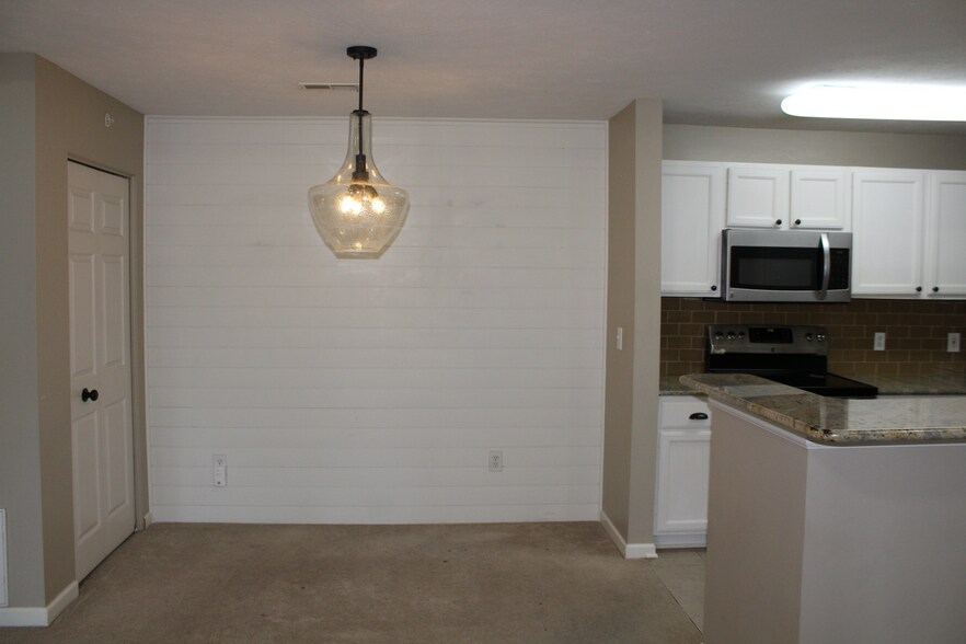 Building Photo - 14943 Lenox Dr