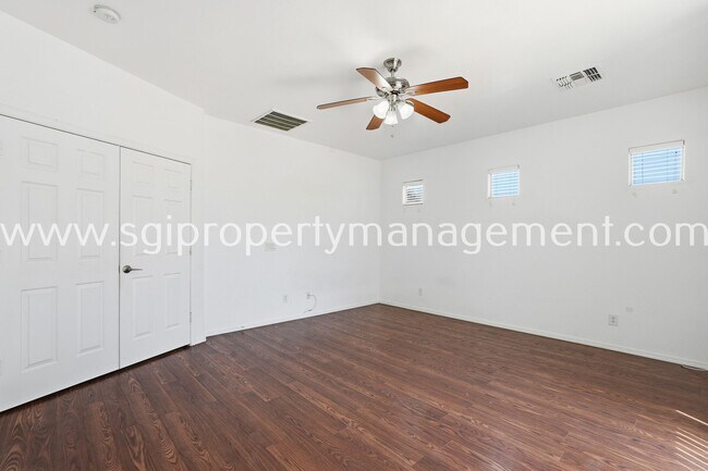 Building Photo - 6827 N 71st Dr
