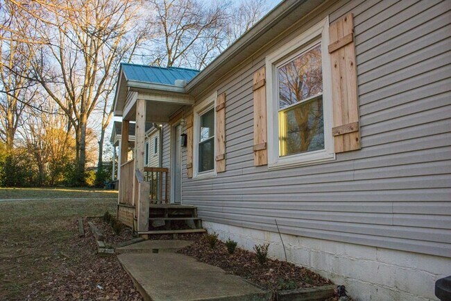 Building Photo - AVAILABLE NOW. $1300 PER MONTH. NEW STAINLESS STEEL APPLIANCES and UPDATES!!