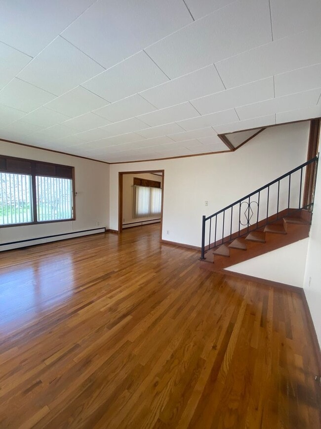 Building Photo - 2 bed 1 bath duplex. Less than 3 miles fro...
