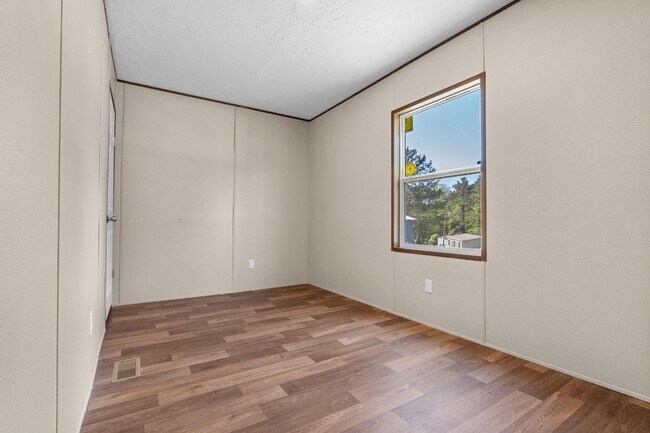 Building Photo - 600 Ermine Rd