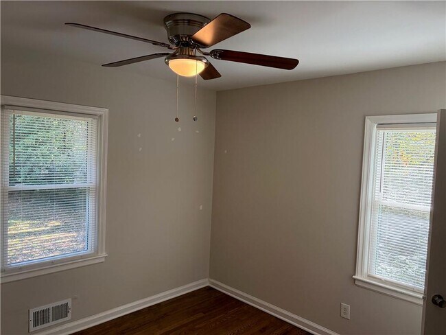 Building Photo - 1990 S Columbia Pl