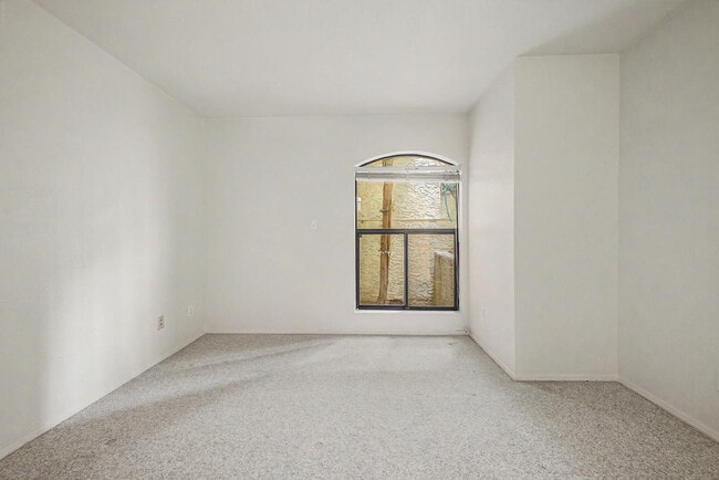 Building Photo - 5736 N 25th St
