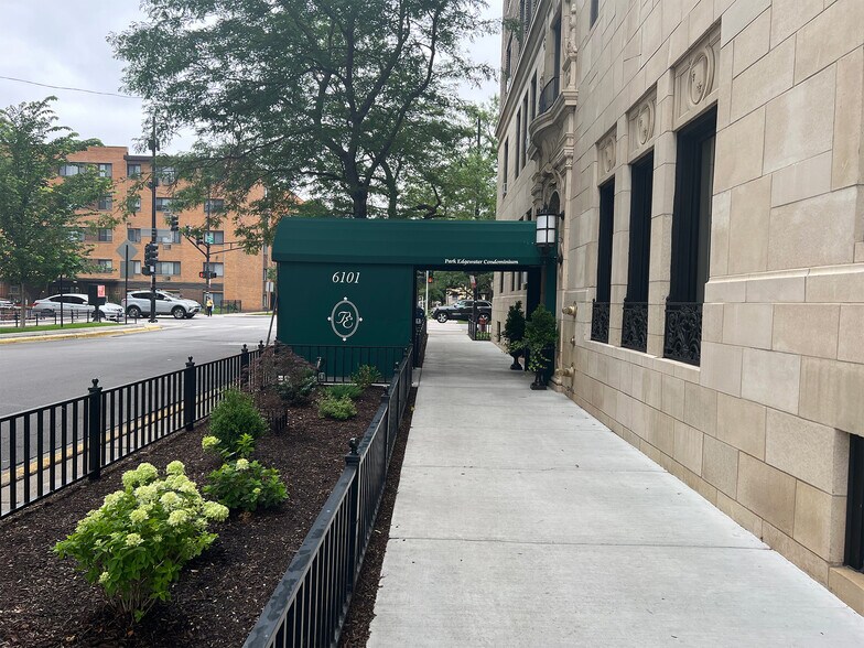 Building Entrance - 6101 N Sheridan Rd