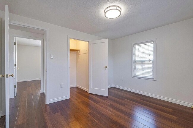 Building Photo - 757 S 8th Ave