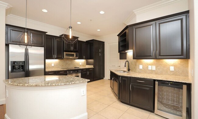 Building Photo - Top-Floor 1-Bedroom Condo in the Heart of Upper Kirby!