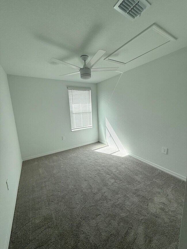 Building Photo - 3-Bed/ 2.5- Bath Modern Townhouse in Lakewood Ranch Premier Community