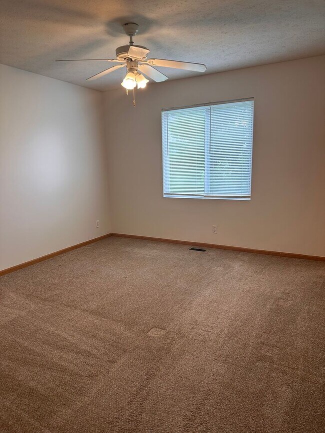 Building Photo - Three bedroom 3 bathroom in popular Bellevue