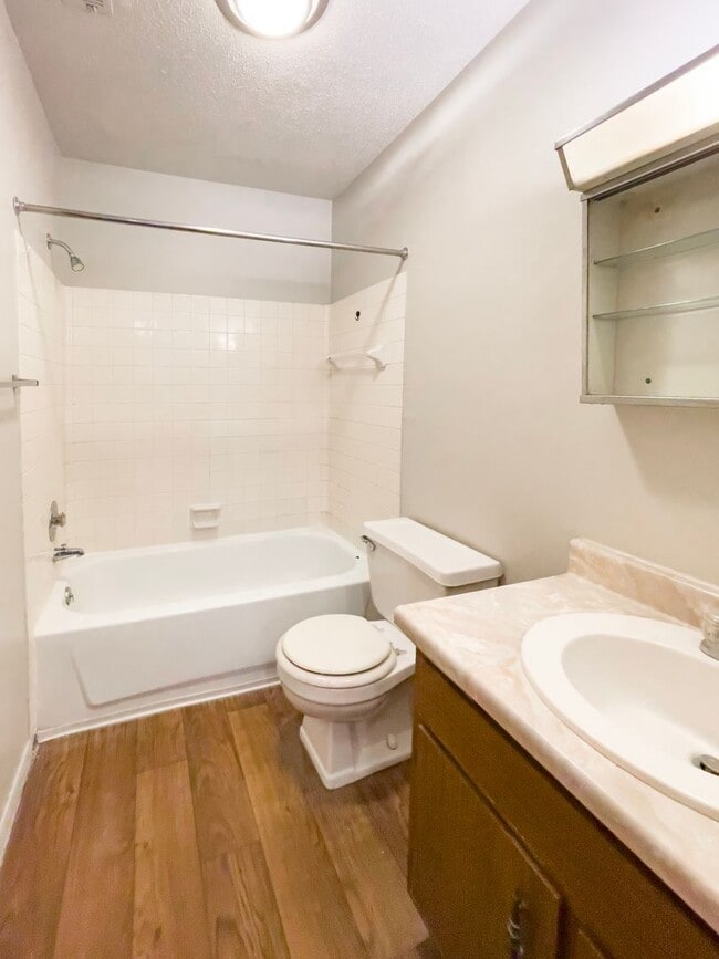 Building Photo - Spacious 2 Bedroom!