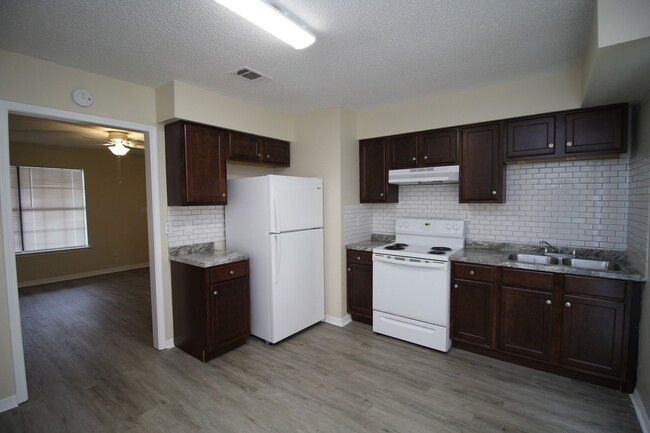 Building Photo - Upstairs 2BR/1BA Apartment Off 9 Mile Rd –...