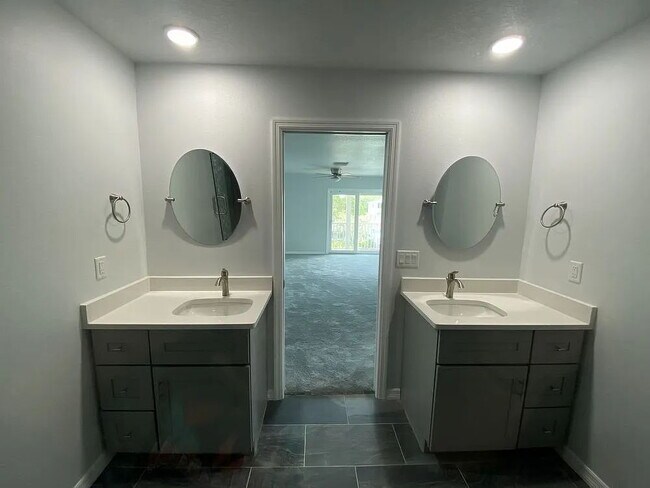 Building Photo - Waterfront 3 bedroom townhome with dock!