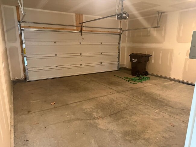 Building Photo - 915 Utopia Ln