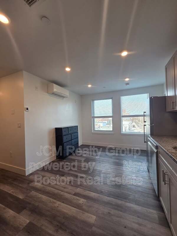 Building Photo - 585 Essex St