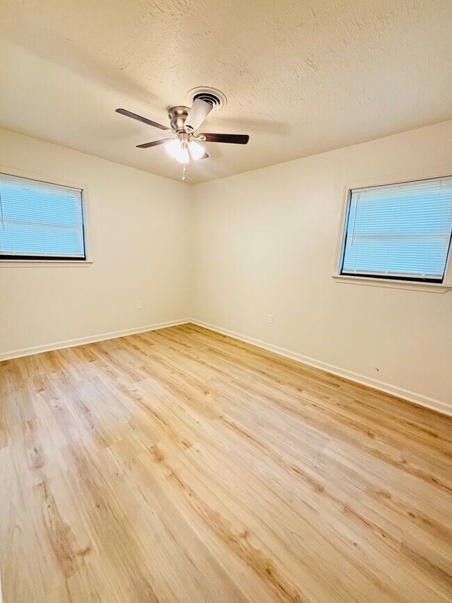 Building Photo - FOR RENT IN BENTON