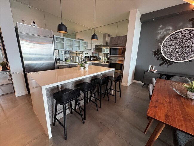 Building Photo - 2020 N Bayshore Dr