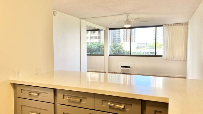 Building Photo - BEAUTIFULLY RENOVATED 1 BEDROOM UNIT IN DO...