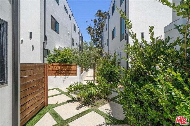 Building Photo - 841 N McCadden Pl