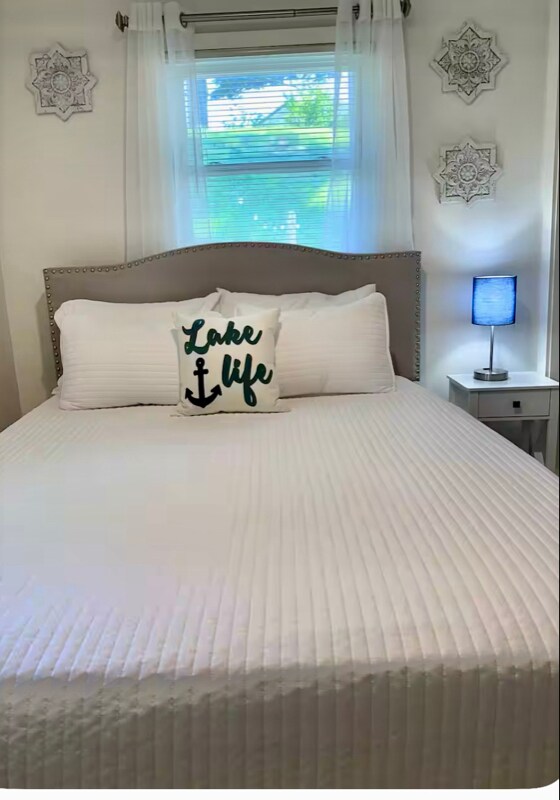 Building Photo - 2245 Lakeshore Dr