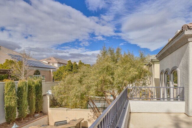 Building Photo - Beautiful 4Bd, 4Bth home in Guard Gated Community near Tivoli Village.