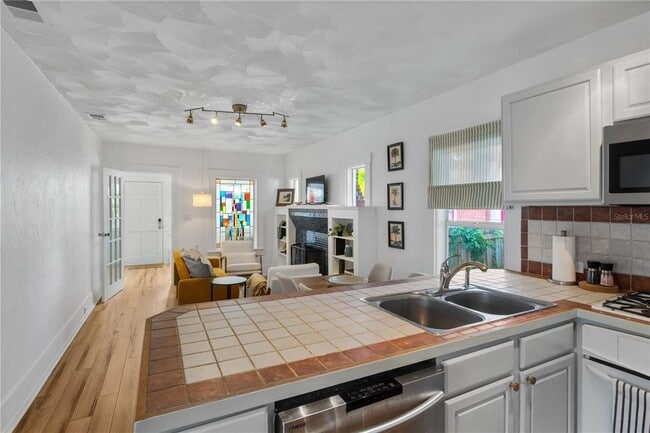 Building Photo - 918 16th St W