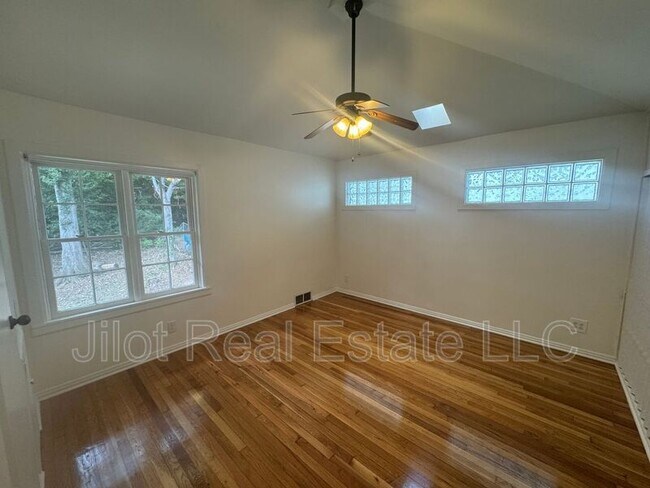 Building Photo - 466 Clifton Rd NE