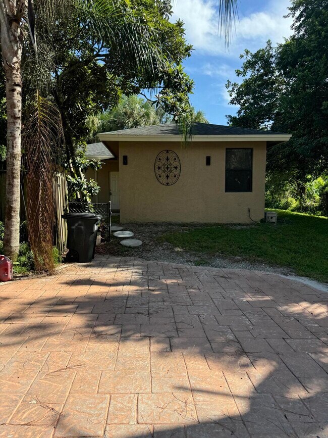 Building Photo - 9266 Pinion Dr
