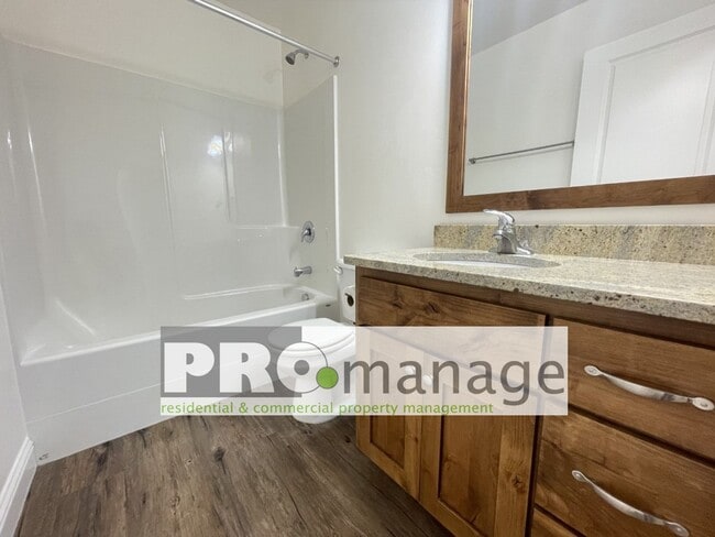 Building Photo - 3 Bed, 2 Bath Town Home w/ 2 Car Garage - Idaho Falls