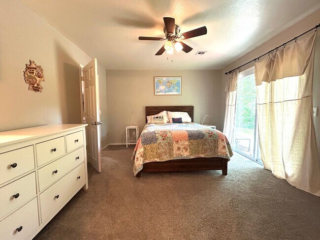Building Photo - One level 3 bed/2 bath spacious home with ...